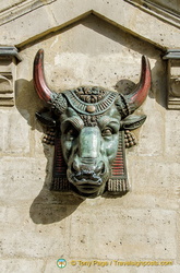 Bronze bull's head at 8, rue des Hospitalières-Saint-Gervais was previously used as the head of a fountain at the Blanc-Manteaux market
